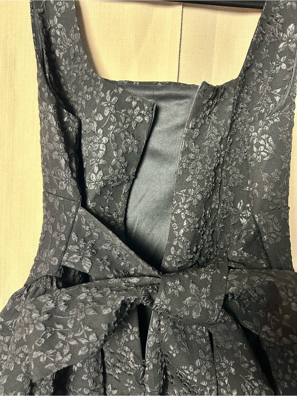 Cider SQUARE NECK FLORAL JACQUARD BACKLESS BOWKNOT MINI DRESS CURVE & PLUS - Picture 7 of 9